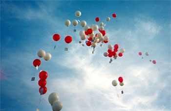 Le lâcher de ballons organisé par l'AFDJ pour le 50e anniversaire de la FPJ en 1997